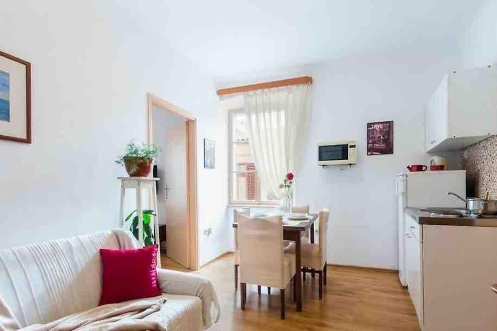 Vintage Pula Apartment Bagian luar foto